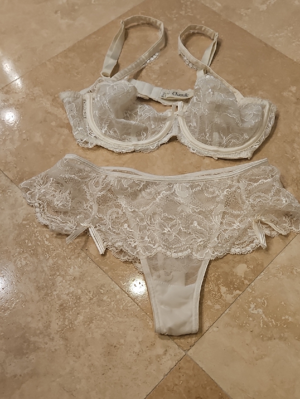 Chantelle Cream Lace Underwire Bra & Lace Hipster Set